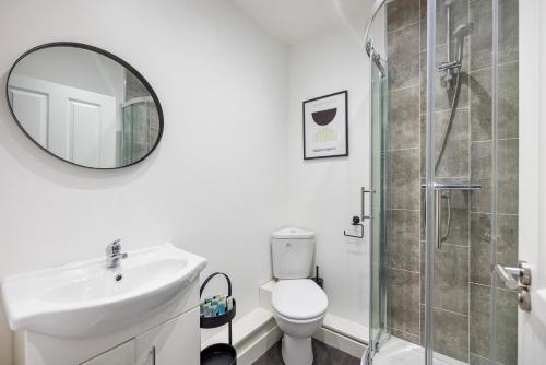 滨海绍森德Modern apartment -Perfect for Contractors & Families By Luxiety Stays Serviced Accommodation Southend on Sea的一间带卫生间、水槽和镜子的浴室