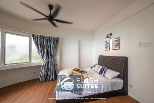 云顶高原Amber Court Premium Suites @ Genting Highlands的一间卧室配有一张床和吊扇