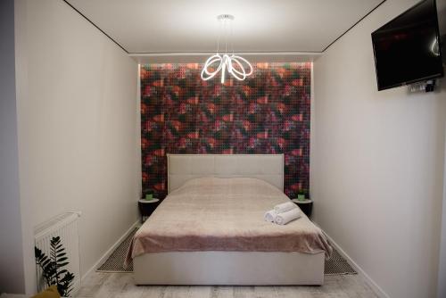捷尔诺波尔Нова гарна та чиста, квартира біля парку та озера的一间卧室设有一张床和砖墙