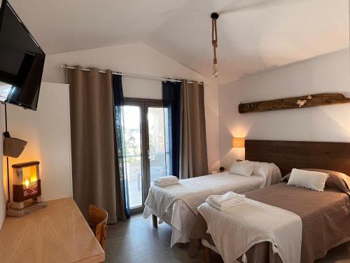 西尼斯科拉Domoemare的酒店客房设有两张床和电视。