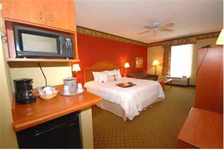 拉普拉斯拉普拉斯希尔顿欢朋酒店的酒店客房带一张床和一台微波炉