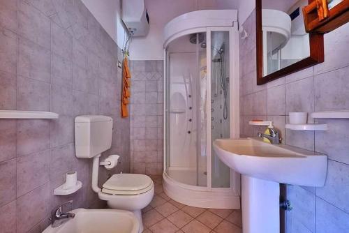 陶里萨诺Masseria Bianca的浴室配有卫生间、盥洗盆和淋浴。