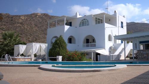 迈洛波塔斯安娜玛丽亚之家酒店的一座白色的房子,前面设有一个游泳池