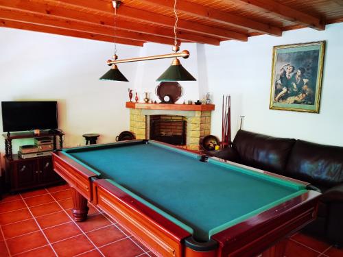 Quinta do Vale Encantado内的一张台球桌