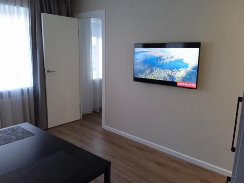 卢扎Harmonija的客厅的墙上配有平面电视。