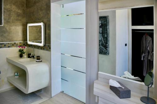 苏梅岛Paradise Villa Elysium的一间带水槽和镜子的浴室