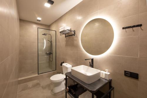 Dedoplis TskaroTakara Hotel & Winery的一间带水槽、卫生间和镜子的浴室