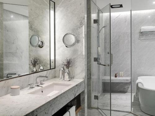 厦门厦门朗豪酒店（近高铁站 毗邻万达银泰五缘湾）的一间带水槽和玻璃淋浴的浴室