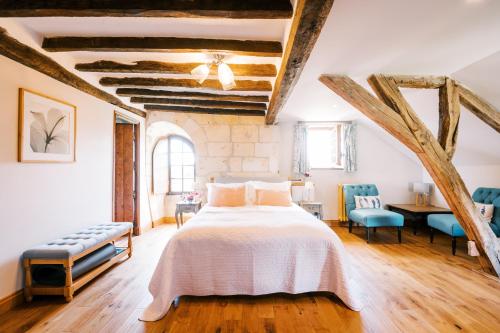 BlaisonManoir de Jouralem的一间卧室设有一张大床,铺有木地板。