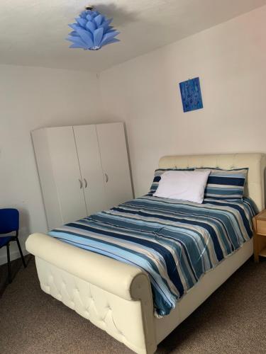 利Starlight Self Service Accommodation的一间卧室设有一张天花板上蓝色花卉的床。