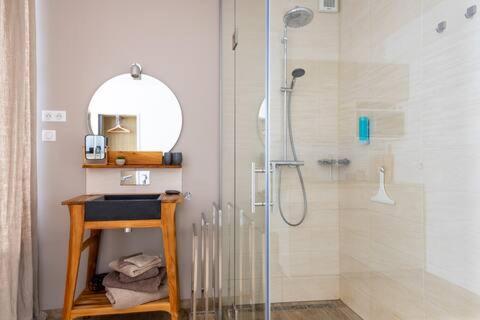 图尔昆Studio chic avec salon et terrasse privée的带淋浴、盥洗盆和镜子的浴室
