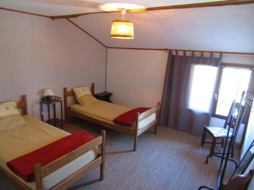 CaillavetArtémis的客房设有两张床和窗户。