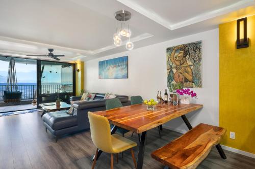 怀卢库Spectacular luxury , modern oceanfront condo Maalaea-Kihei ,Maui的客厅配有桌子和沙发