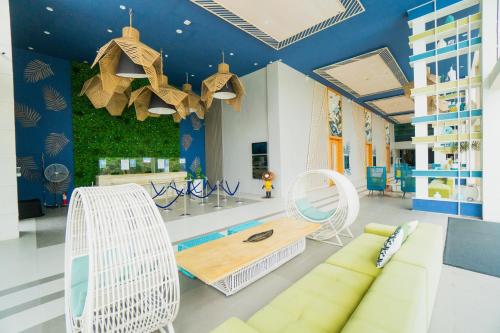 麦克坦Solea Palm Resort Mactan的客厅配有沙发和桌椅