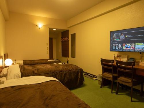 鹿儿岛联合酒店的酒店客房设有两张床和一台平面电视。
