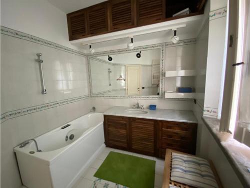 奥尔贝泰洛da nico的带浴缸、水槽和镜子的浴室