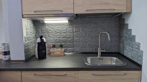 奥托纳IL Castelletto的一个带水槽和墙壁的厨房台面