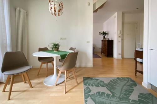 维琴察Residenza San Pietro的一间用餐室,在房间内配有桌椅