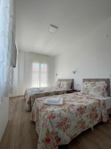 切什梅爱迪尔畔斯永旅馆的一间卧室设有两张床和窗户。