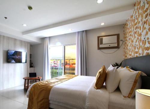 奥尔莫克Carlosta Hotel的酒店客房设有一张床和一个大窗户