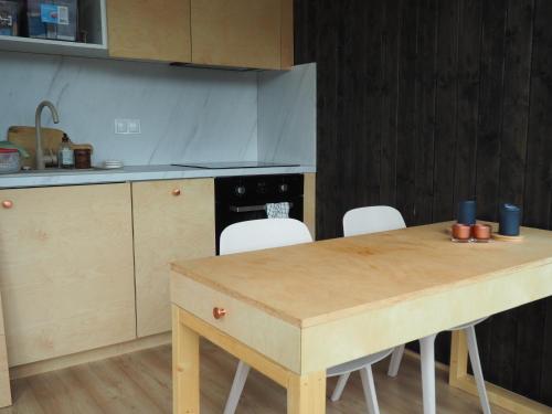 SteigenSteigen Lodge Tiny house的厨房配有木桌和白色椅子