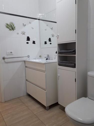 卡门港Departamento Joelle的白色的浴室设有水槽和卫生间。