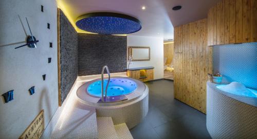 图克斯Hotel Höhlenstein的浴室配有浴缸和水槽。