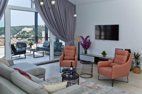 赫瓦尔La Siesta - Hvar的客厅配有沙发、椅子和电视