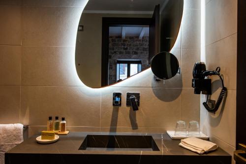 奥伊蒂龙Manifest Boutique Hotel的一间带水槽和镜子的浴室