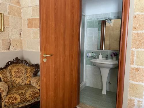 阿韦特拉纳Antico Borgo的一间带水槽和木门的浴室