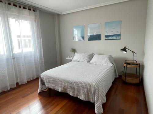 萨达Apartamento A Tenencia的白色的卧室设有床和窗户