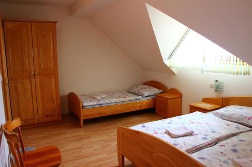 博德森特克Apartments Jožetov grič - FARM STAY的阁楼卧室设有两张床和窗户。