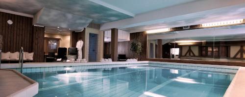 格罗萨尔凯萨琳酒店 的在酒店房间的一个大型游泳池