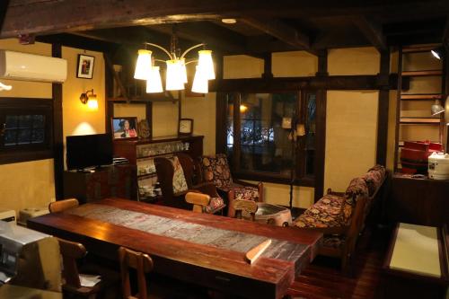 镰仓市道平旅馆的客厅配有木桌和椅子