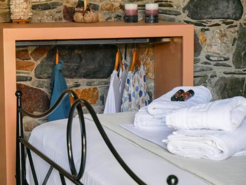 KefálionVelanos Villas的床上有一堆毛巾的房间