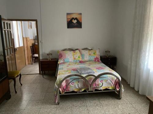 ArisgotasCasa en arisgotas con encanto的一间卧室配有一张带五颜六色棉被的床