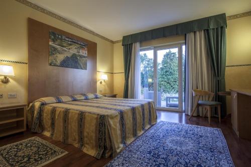 格拉迪斯卡迪松佐艾尔庞特酒店的一间卧室设有一张床和一个大窗户