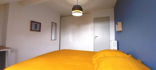 索米尔HISTOIRE DE LOIRE - LA TOUE的一间卧室配有一张黄色毯子床