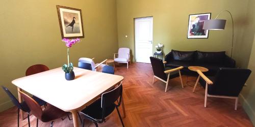索米尔HISTOIRE DE LOIRE - LA TOUE的客厅配有桌椅和沙发