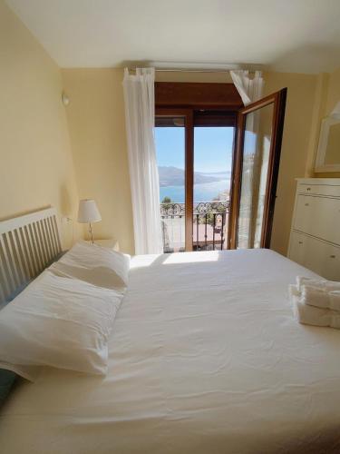 阿尔姆尼卡Lambda LI的卧室配有一张大白色床和窗户