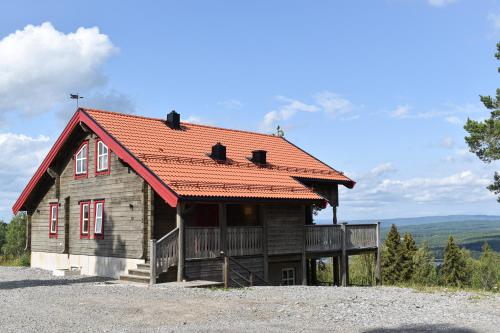 耶尔夫瑟Alpstigen 10A - Newly built sports lodge with amazing views的小木屋,带橙色屋顶