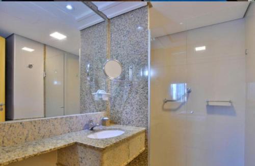 巴西利亚FLAT DE ALTO PADRÃO - ENORME - CENTRO DA CIDADE - 2 Camas - 1 Queen e 1 Solteiro - Arrumação Diária Gratuita - Excelente Atendimento - VARANDA - COZINHA的一间带水槽、淋浴和镜子的浴室