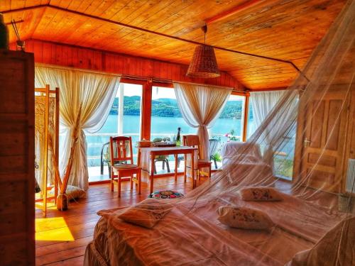 SviniţaDream Tricule的一间卧室设有一张床,享有海景
