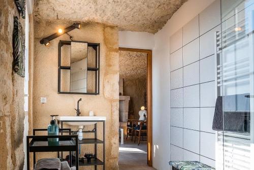 武夫赖La cavée du coteau, petit cocon troglodytique的浴室设有水槽和墙上的镜子