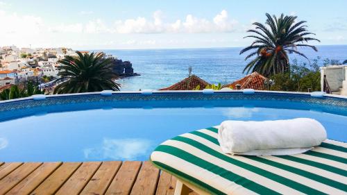 San Juan de la RamblaAlenes del Mar的躺椅上带毛巾的游泳池