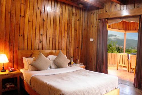 帕罗Rema Resort的卧室配有木墙内的一张床