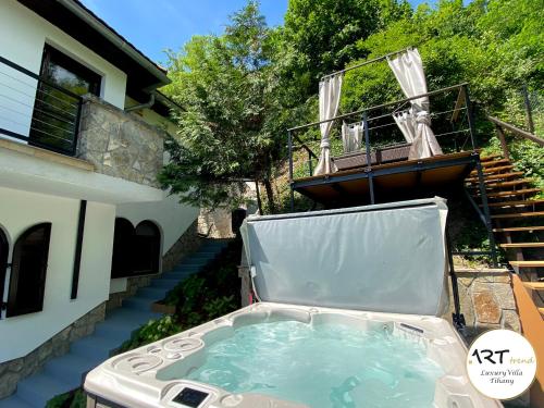 蒂豪尼ARTtrend Luxury Villa的房屋后院的热水浴池