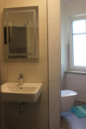 AltenhofLandperle Darze的一间带水槽和卫生间的浴室