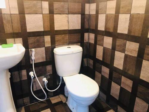 WattegamaNew Elkaduwa LOFT Hotel的一间带卫生间和水槽的浴室