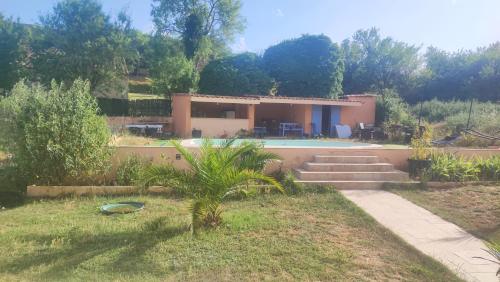 雷居斯Villa près des remparts的庭院中带游泳池的房子